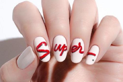 На ногтях слова. Самые модные идеи