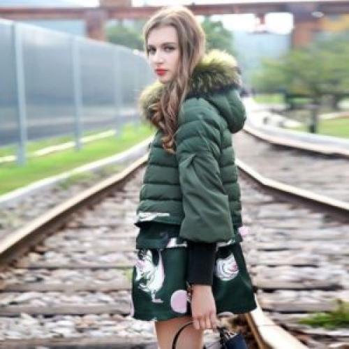 С чем носить зеленый пуховик