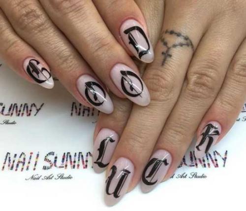 Какую надпись можно сделать на ногтях. Маникюр с надписями: фото-новинки, красивый дизайн ногтей
