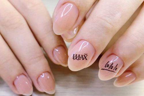 На ногтях слова. Самые модные идеи