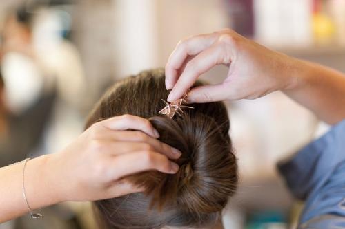 Как сзади красиво заколоть волосы. Как красиво заколоть короткие, средние и длинные волосы 22 Как сзади красиво заколоть волосы. Как красиво заколоть короткие, средние и длинные волосы 22