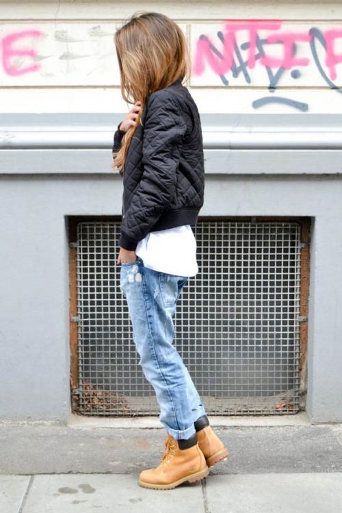 Светлые джинсы с черной футболкой. Стильный верх