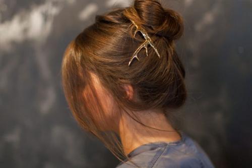 Как заколоть волосы заколкой с жемчугом. 5 простых причесок с заколками Pluie