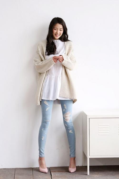 Светлые джинсы с черной футболкой. Стильный верх