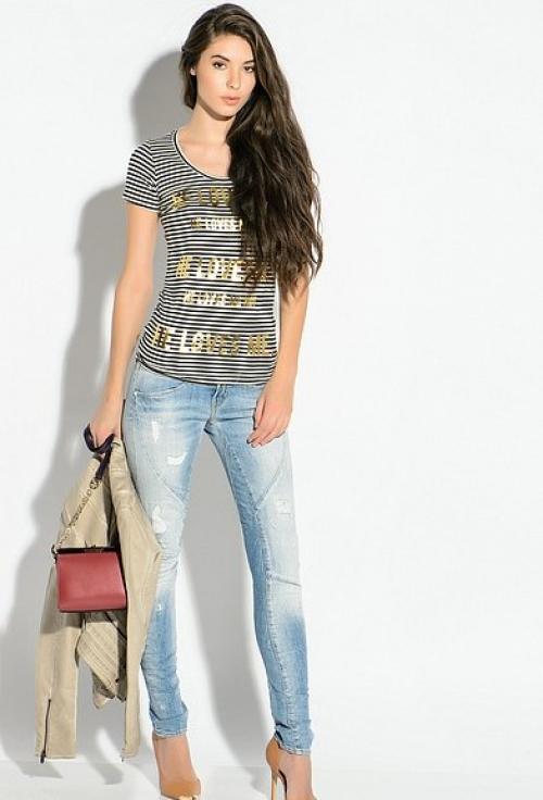 Светлые джинсы с черной футболкой. Стильный верх