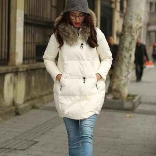 С чем носить белый пуховик. Выбор шапки