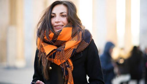 Как носить платок с пальто на голове. 50 оттенков пальто с большим платком