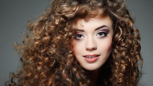 Стрижки женские 2019 на вьющиеся волосы. Красивые стрижки на средние кудрявые волосы 2019-2020 – идеальная длина для непослушных кудряшек 14