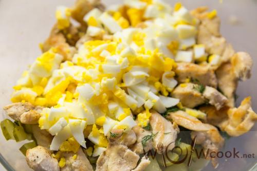 Теплый салат с курицей и грибами. Сытный тёплый салат с обжаренной курицей и грибами