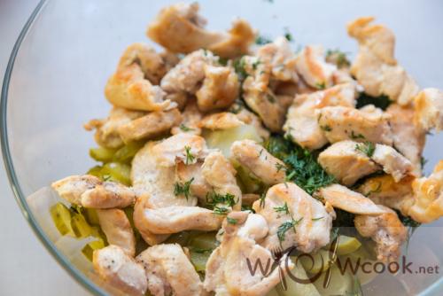 Теплый салат с курицей и грибами. Сытный тёплый салат с обжаренной курицей и грибами