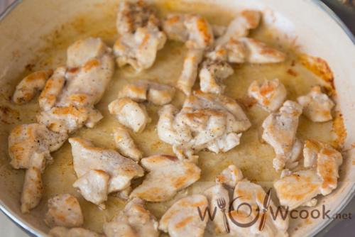 Теплый салат с курицей и грибами. Сытный тёплый салат с обжаренной курицей и грибами