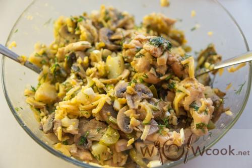 Теплый салат с курицей и грибами. Сытный тёплый салат с обжаренной курицей и грибами