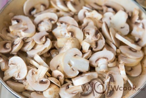 Теплый салат с курицей и грибами. Сытный тёплый салат с обжаренной курицей и грибами