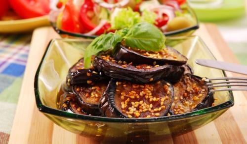 Теплый салат с баклажанами и кунжутом. Салаты с баклажанами и кунжутом: простые рецепты
