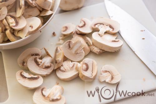 Теплый салат с курицей и грибами. Сытный тёплый салат с обжаренной курицей и грибами