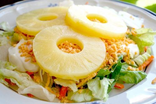 Салат с курицей и ананасами. Салат с курицей и ананасом