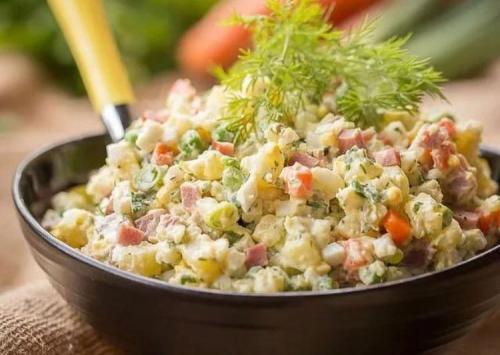 Низкокалорийный салат с куриной грудкой. Ешь и худей: 5 диетических салатов с куриной грудкой