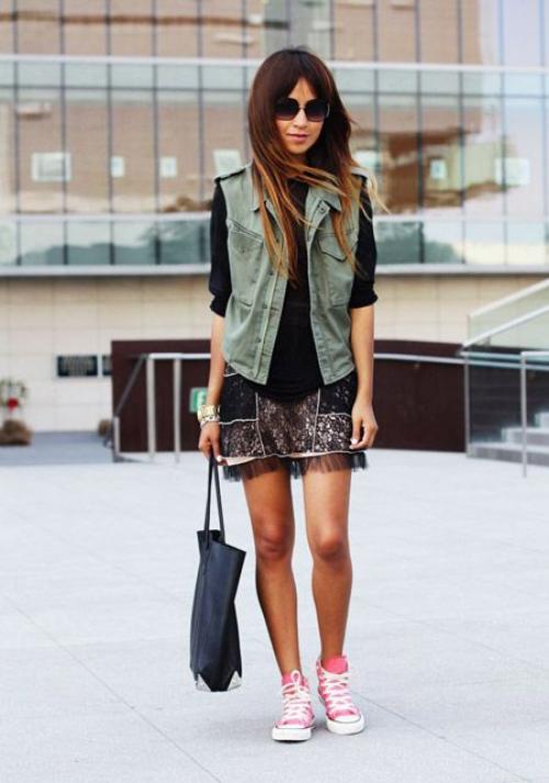 Розовые кроссовки с чем носить. С чем носить розовые кеды