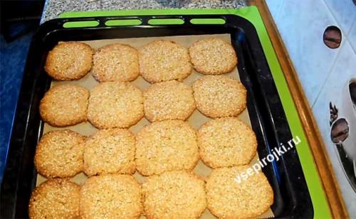 Тонкое и хрустящее печенье с кунжутом