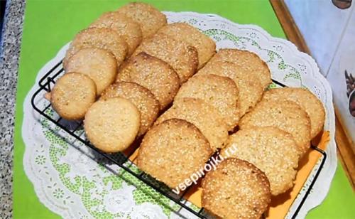 Тонкое и хрустящее печенье с кунжутом