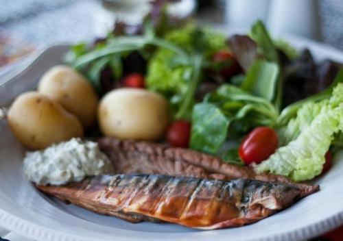 Скумбрия горячего копчения в мультиварке: рецепт и способ приготовления