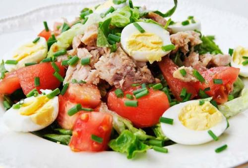 Как приготовить салат с тунцом и помидорами