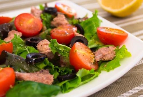 Как приготовить салат с тунцом и помидорами