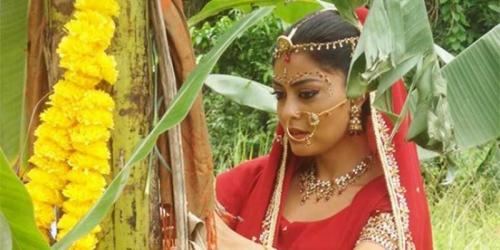 Как в Индии женятся. В Индии девушка может выйти замуж за дерево! Такое бракосочетание практикуется, когда есть серьезные препятствия для вступления девушкой в обычный брак.