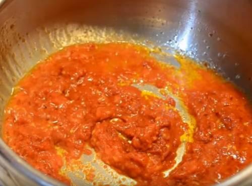 Куриная грудка на сковороде тушеная. Курица тушеная в томатном соусе