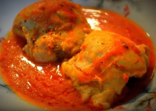 Куриная грудка на сковороде тушеная. Курица тушеная в томатном соусе