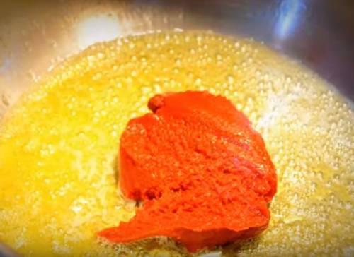 Куриная грудка на сковороде тушеная. Курица тушеная в томатном соусе