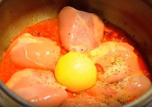 Куриная грудка на сковороде тушеная. Курица тушеная в томатном соусе