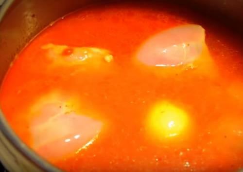 Куриная грудка на сковороде тушеная. Курица тушеная в томатном соусе