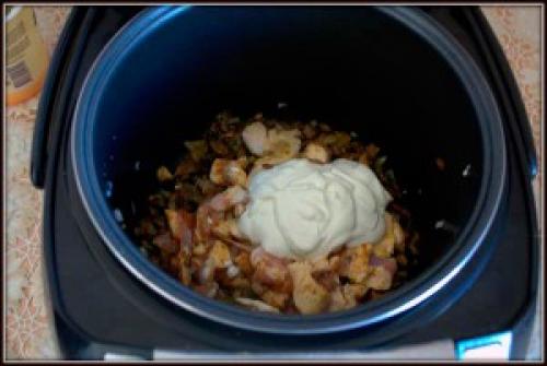 Куриная грудка с грибами, приготовленная в мультиварке