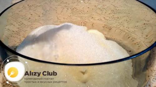 Шарлотка с творогом на кефире. Шарлотка с яблоками и творогом в мультиварке