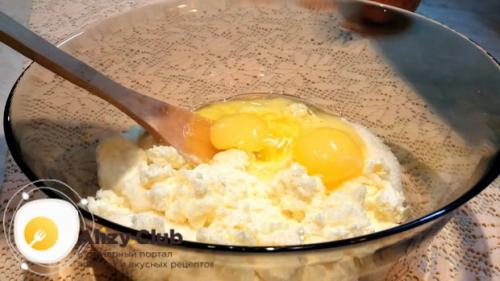 Шарлотка с творогом на кефире. Шарлотка с яблоками и творогом в мультиварке