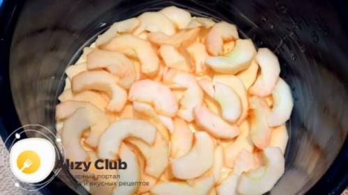 Шарлотка с творогом на кефире. Шарлотка с яблоками и творогом в мультиварке