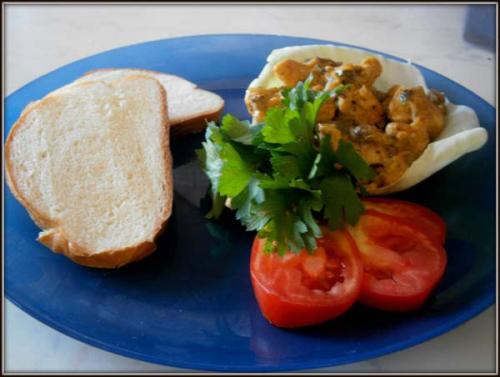 Куриная грудка с грибами, приготовленная в мультиварке