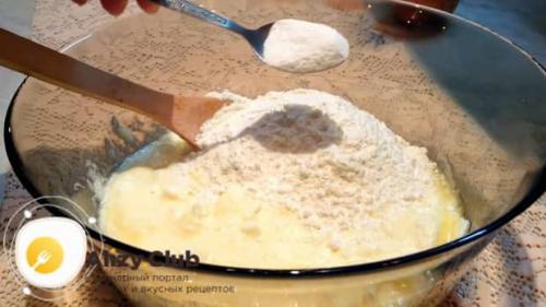 Шарлотка с творогом на кефире. Шарлотка с яблоками и творогом в мультиварке