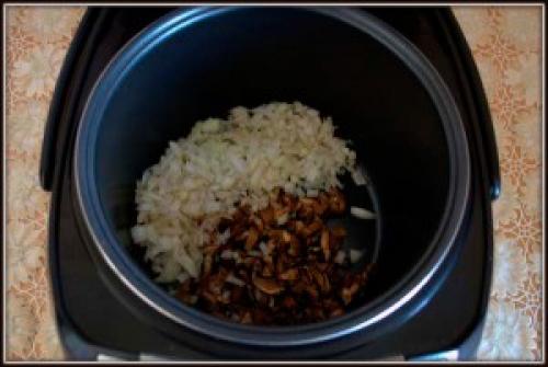 Куриная грудка с грибами, приготовленная в мультиварке