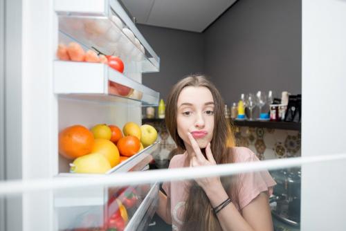 Девять продуктов которые можно есть на ночь. Почему есть на ночь вредно?