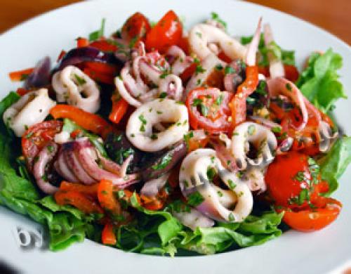 Вкусный салат с кальмарами и овощами