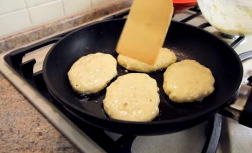 Яблочные Оладьи на кефире. Пряные оладушки яблоком и корицей