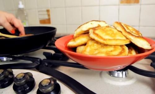 Яблочные Оладьи на кефире. Пряные оладушки яблоком и корицей