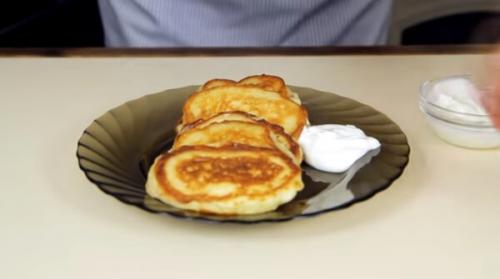 Яблочные Оладьи на кефире. Пряные оладушки яблоком и корицей