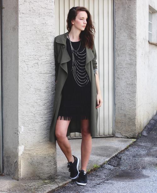 Платье лапша с кроссовками. Варианты для юных модниц