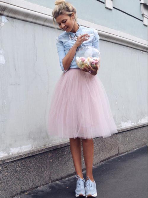 Платье лапша с кроссовками. Варианты для юных модниц