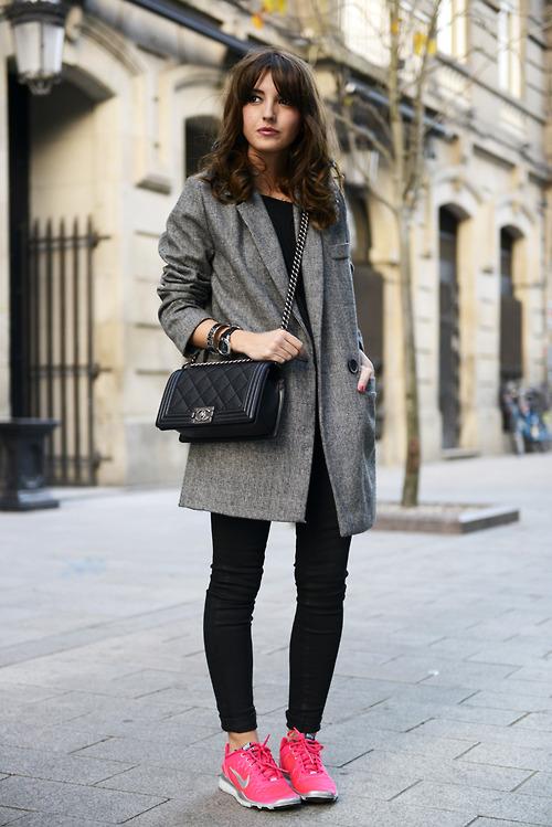 Как носить джинсы с кроссовками женщинам. Джинсы и брюки