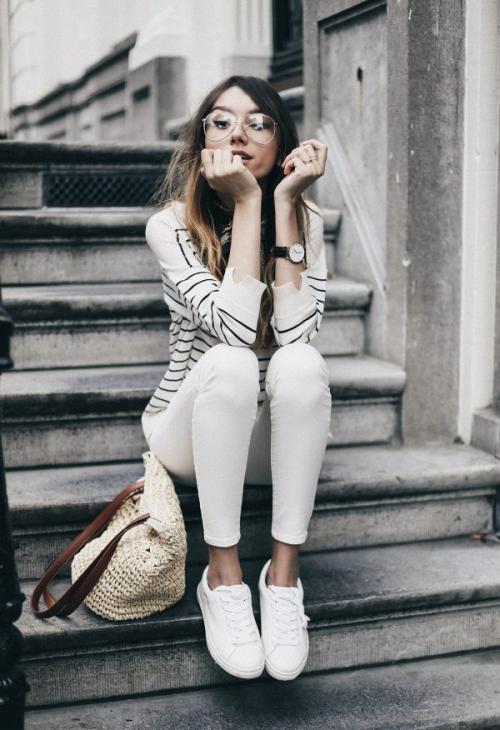 Как носить джинсы с кроссовками женщинам. Джинсы и брюки