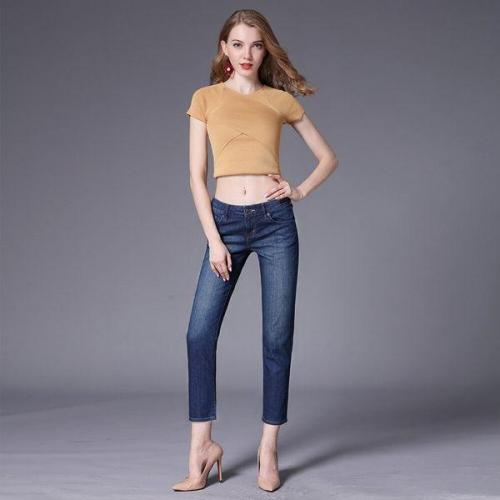 С чем носить джинсы осенью. Тенденции модных джинсов сезона осень 2019-2020, стильные модели и с чем носить